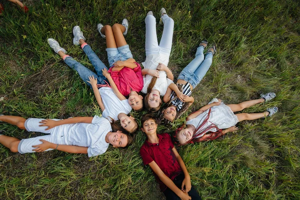 Група Щасливих Дітей Лежить Траві Формі Кола Щасливо Посміхається Щасливе — стокове фото
