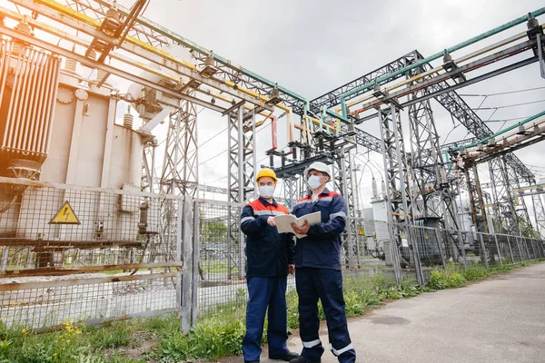 Engenheiros Subestações Elétricas Realizar Uma Pesquisa Equipamentos Modernos Alta Tensão — Fotografia de Stock