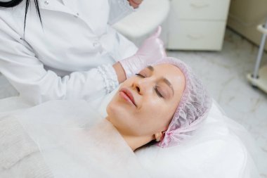 Genç ve güzel bir kız için biyo-evrizasyon ve kırışıklıkların giderilmesi için kozmetik prosedür. Kozmetoloji.