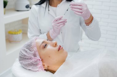 Genç ve güzel bir kız için biyo-evrizasyon ve kırışıklıkların giderilmesi için kozmetik prosedür. Kozmetoloji.