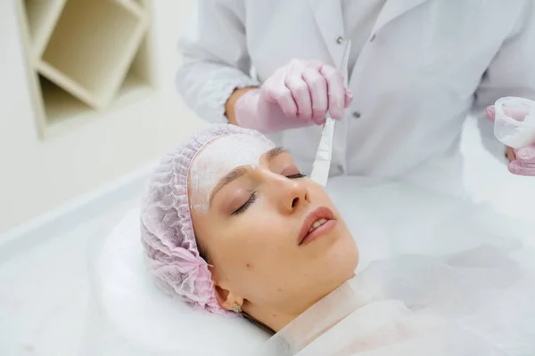 Una Giovane Ragazza Ufficio Cosmetologia Sottoposta Procedure Ringiovanimento Della Pelle — Foto Stock