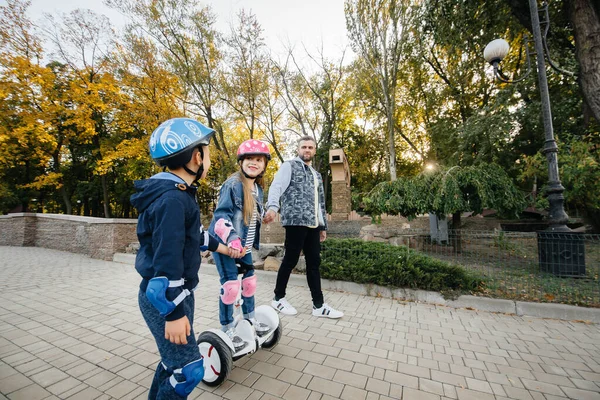 Père Aide Apprend Ses Jeunes Enfants Monter Segway Dans Parc — Photo