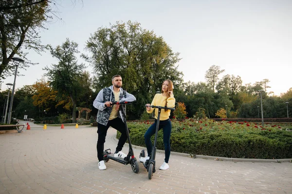 Ein Junges Schönes Paar Fährt Einem Warmen Herbsttag Elektroroller Park — Stockfoto