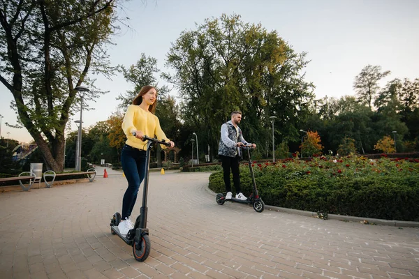 Jeune Beau Couple Fait Scooter Électrique Dans Parc Par Une — Photo