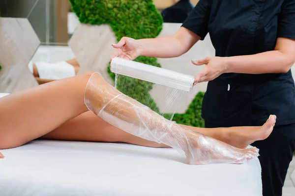 Genç ve güzel bir kız modern bir güzellik salonunda kozmetoloji ameliyatı yapıyor. Güzellik salonunda spa prosedürleri