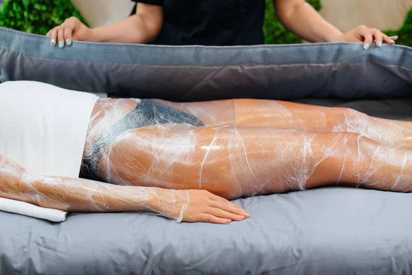 Genç ve güzel bir kız modern bir güzellik salonunda kozmetoloji ameliyatı yapıyor. Güzellik salonunda spa prosedürleri