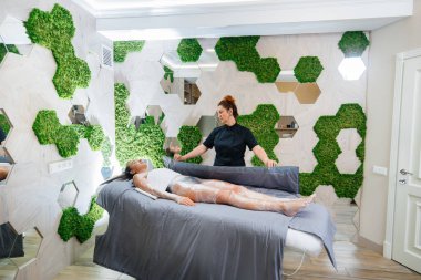 Genç ve güzel bir kız modern bir güzellik salonunda kozmetoloji ameliyatı yapıyor. Güzellik salonunda spa prosedürleri