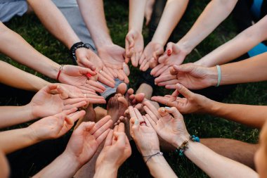 Gün batımında açık havada yoga yapan çocukların ellerinin yakın çekimi. Sağlıklı yaşam tarzı, meditasyon ve sağlık