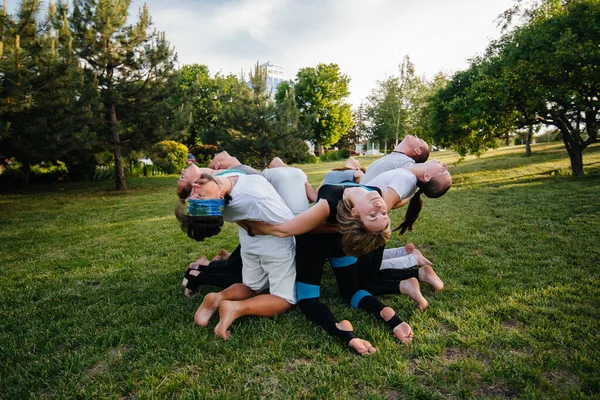 Grupo Personas Hace Yoga Círculo Aire Libre Durante Puesta Del — Foto de Stock