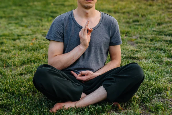 Egy Csoport Jógázik Parkban Naplementekor Egészséges Életmód Meditáció Wellness — Stock Fotó