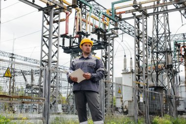 Enerji mühendisi istasyonun ekipmanlarını inceler. Güç mühendisliği. Sanayi