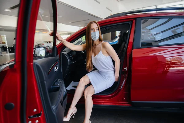 Una Chica Joven Bonita Inspecciona Coche Nuevo Concesionario Automóviles Con — Foto de Stock