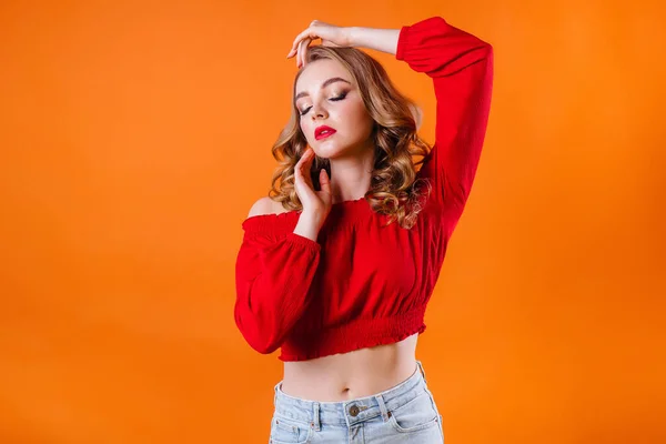 Une Jeune Belle Fille Montre Des Émotions Des Sourires Dans — Photo