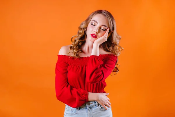 Una Joven Hermosa Muestra Emociones Sonrisas Estudio Sobre Fondo Naranja —  Fotos de Stock