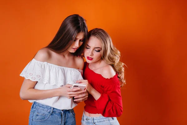Two Young Beautiful Girls Take Selfie Watch Phone Studio Purple — Stock Photo, Image