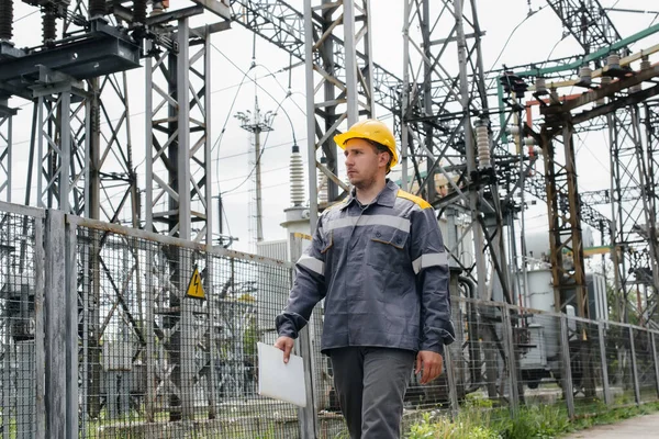 Funcionário Engenharia Faz Passeio Inspeção Uma Subestação Elétrica Moderna Energia — Fotografia de Stock