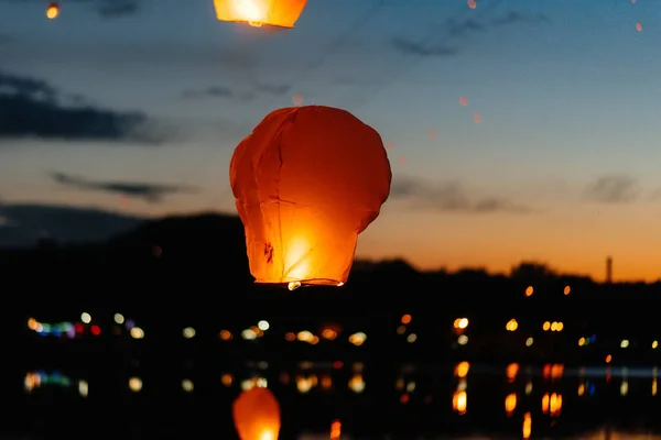 Linternas Papel Lanzadas Cielo Durante Celebración Las Fiestas Tradicionales Tradiciones —  Fotos de Stock