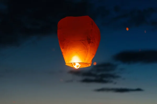 Lanternas Papel Lançadas Céu Durante Celebração Dos Feriados Tradicionais Tradições — Fotografia de Stock