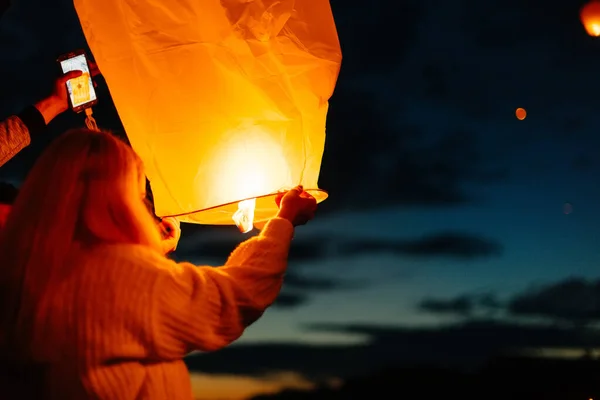 Criança Começa Lanternas Céu Uma Noite Escura Celebração Tradições Ano — Fotografia de Stock