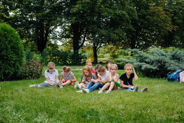Enseignant Enseigne Une Classe Enfants Dans Parc Extérieur Retour École — Photo