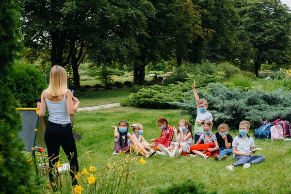 Třída Maskovaných Školáků Během Epidemie Věnuje Outdoorovému Tréninku Zpátky Školy — Stock fotografie