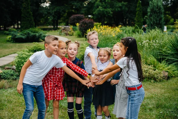 Groupe Enfants Promènent Amusent Jouent Comme Une Grande Équipe Été — Photo