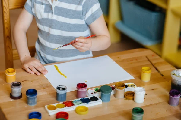 Niño Lindo Está Jugando Pintando Habitación Recreación Entretenimiento Quédate Casa — Foto de Stock