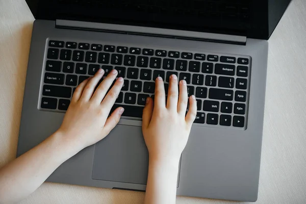 一个孩子的手在笔记本电脑键盘上的特写 远程学习 呆在家里 — 图库照片