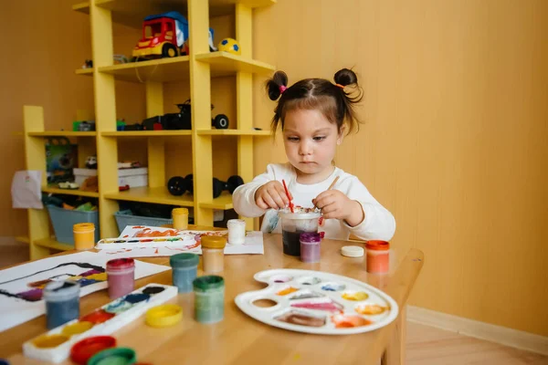 一个可爱的小女孩正在她的房间里玩耍和画画 娱乐和娱乐 — 图库照片
