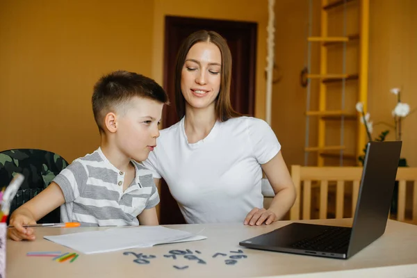 Una Madre Suo Figlio Sono Impegnati Nell Apprendimento Distanza Casa — Foto Stock