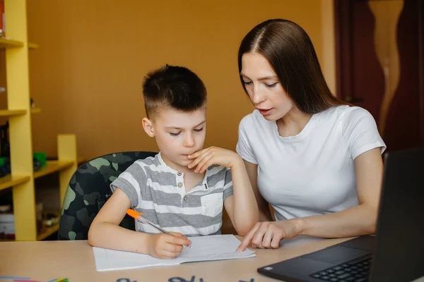 Bir Anne Çocuğu Evde Bilgisayarın Önünde Uzaktan Öğrenme Ile Meşguller — Stok fotoğraf