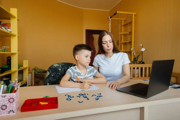 Una Madre Suo Figlio Sono Impegnati Nell Apprendimento Distanza Casa — Foto Stock