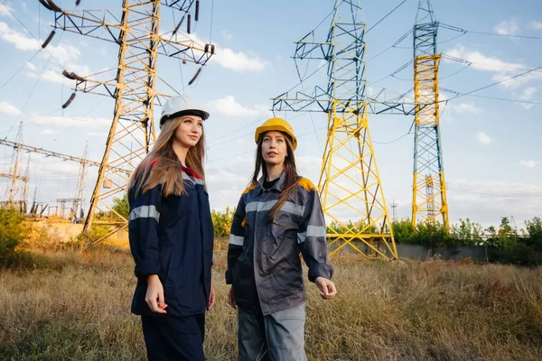 Coletivo Mulheres Funcionários Energia Conduz Uma Inspeção Equipamentos Linhas Poder — Fotografia de Stock