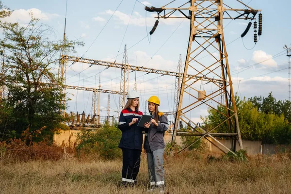 Coletivo Mulheres Funcionários Energia Conduz Uma Inspeção Equipamentos Linhas Poder — Fotografia de Stock