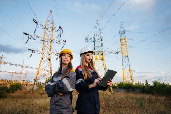 Coletivo Mulheres Funcionários Energia Conduz Uma Inspeção Equipamentos Linhas Poder — Fotografia de Stock