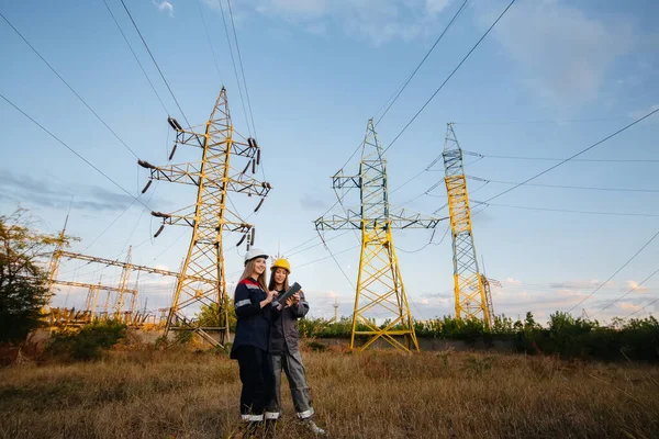 Coletivo Mulheres Funcionários Energia Conduz Uma Inspeção Equipamentos Linhas Poder — Fotografia de Stock