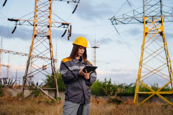 Jovem Trabalhador Engenharia Inspeciona Controla Equipamento Linha Energia Energia — Fotografia de Stock