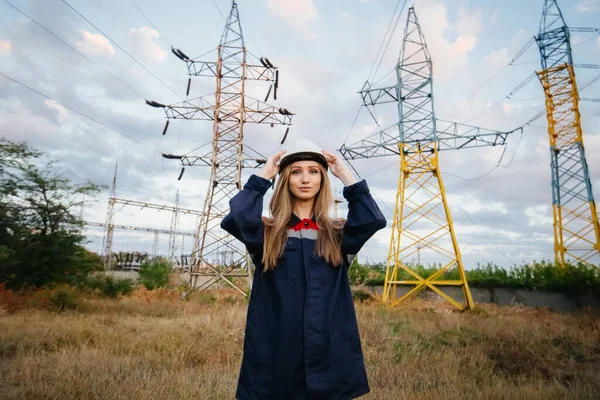 Egy Energiatakarékos Lány Védősisakot Visel Munkahelyi Biztonság Energiaügy — Stock Fotó