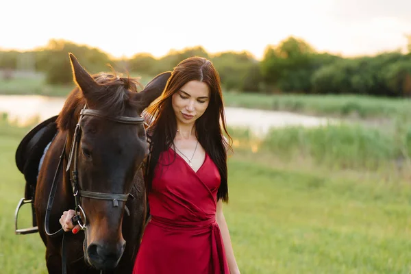 Une Jeune Jolie Fille Robe Rouge Pose Sur Ranch Avec — Photo