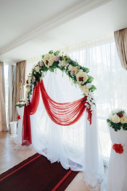 Modern dekore edilmiş düğün kemeri, düğün töreni için. Dekor, düğün.