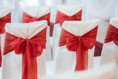 Şenlikli bir ziyafet için güzel dekore edilmiş ve düzenlenmiş sandalyeler. Dekor, düğün.