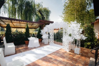 Modern dekore edilmiş düğün kemeri, düğün töreni için. Dekor, düğün.