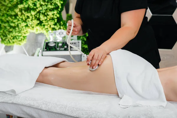 Uma Jovem Menina Bonita Está Desfrutando Uma Massagem Vácuo Profissional — Fotografia de Stock