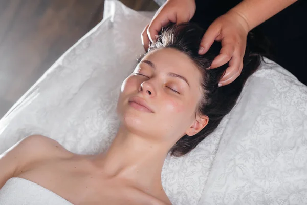 Young Pretty Girl Enjoying Professional Head Massage Spa Body Care — Stock Photo, Image