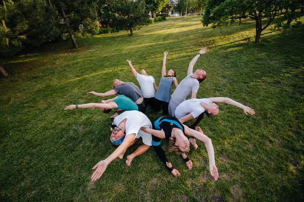 Grupo Personas Hace Yoga Círculo Aire Libre Durante Puesta Del — Foto de Stock