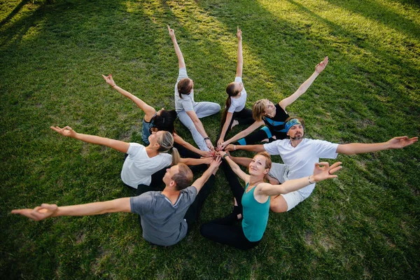 Grupo Personas Hace Yoga Círculo Aire Libre Durante Puesta Del — Foto de Stock