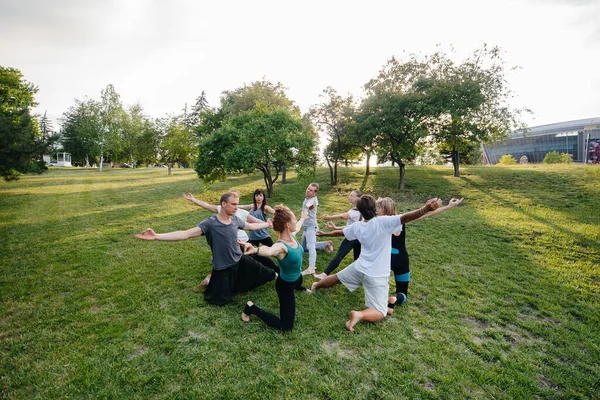 Grupa Ludzi Uprawia Jogę Kręgu Świeżym Powietrzu Podczas Zachodu Słońca — Zdjęcie stockowe