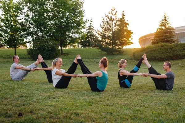 Grupo Personas Realiza Ejercicios Yoga Pareja Parque Atardecer Vida Sana — Foto de Stock