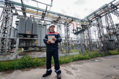 Enerji mühendisi istasyonun ekipmanlarını inceler. Güç mühendisliği. Sanayi