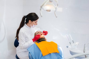 Diş hekimi hastanın muayenesini ve konsültasyonunu yapar. Dişçilik